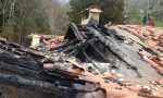 Tetto in fiamme a Lecco: sei famiglie sfollate FOTO IMPRESSIONANTI