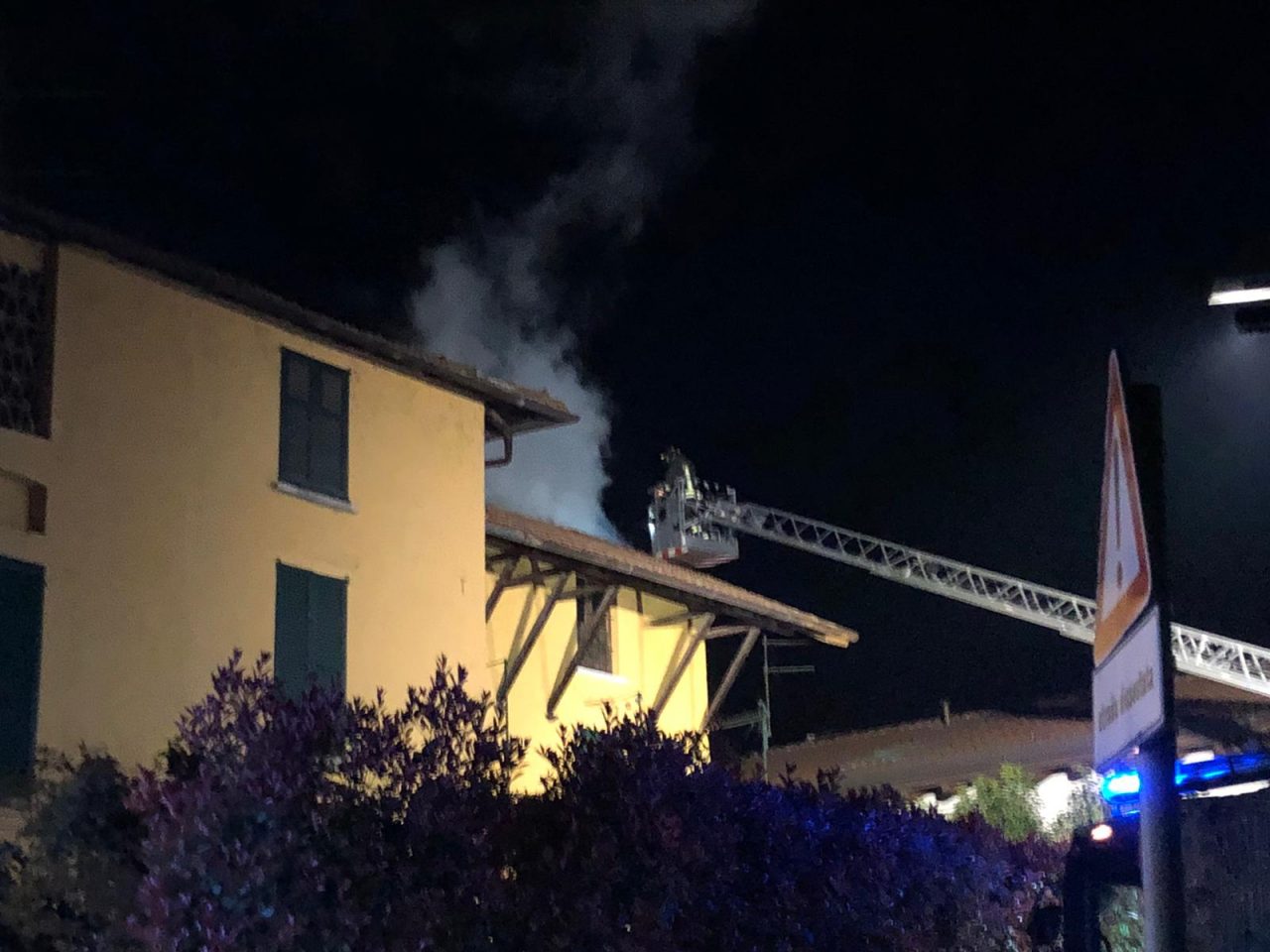 Calolzio, in fiamme una canna fumaria in via Battisti FOTO