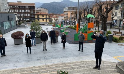 Bandiere a mezz'asta e silenzio, Calolzio ricorda le vittime del Coronavirus