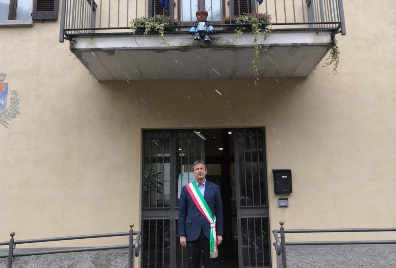 La neve imbianca Erve durante il minuto di silenzio FOTO