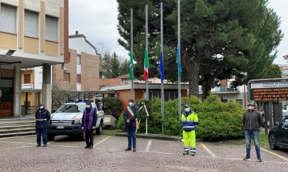 Bandiere a mezz'asta: "Agghiacciante abbraccio del senso di impotenza"