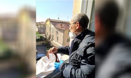 Luigi Caimi: il sindaco che ha trasformato il suo ufficio in una sartoria per mascherine