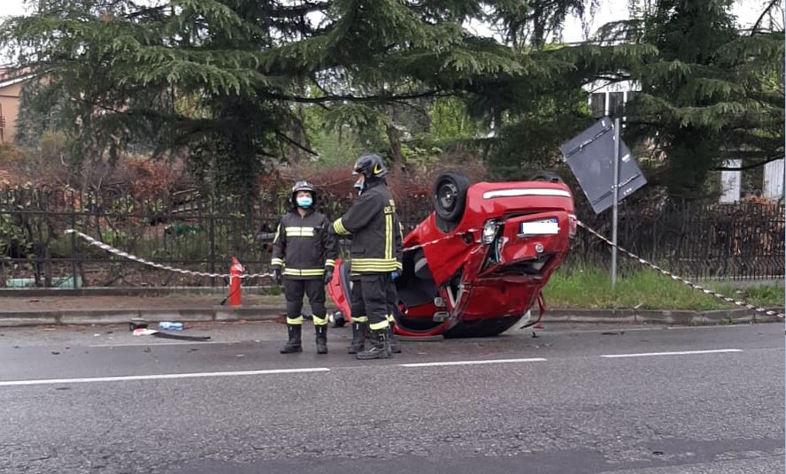 Tragedia all’alba: si ribalta in auto sulla Provinciale  e muore a 28 anni