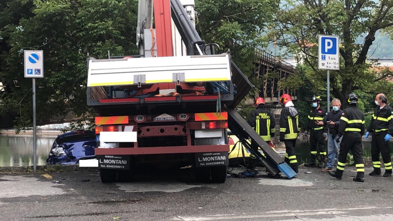 Paura sulla Provinciale: camion si schianta contro auto parcheggiate. I mezzi rischiano di finire nel fiume FOTO