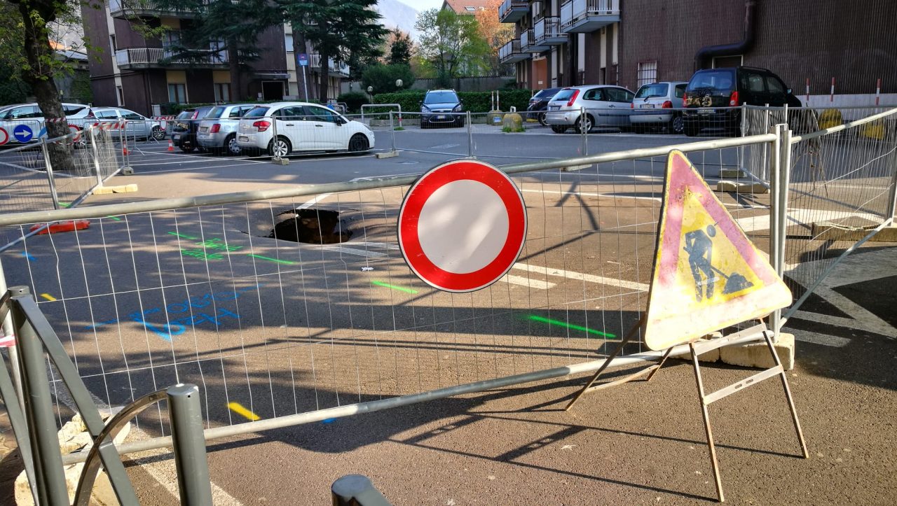 Voragine in via Carlo Porta: al via la messa in sicurezza FOTO