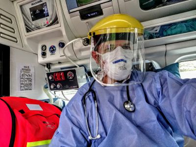 Coronavirus, la toccante testimonianza di un soccorritore: “Ho visto anziani disperati: preferiscono restare a casa che morire soli in ospedale”