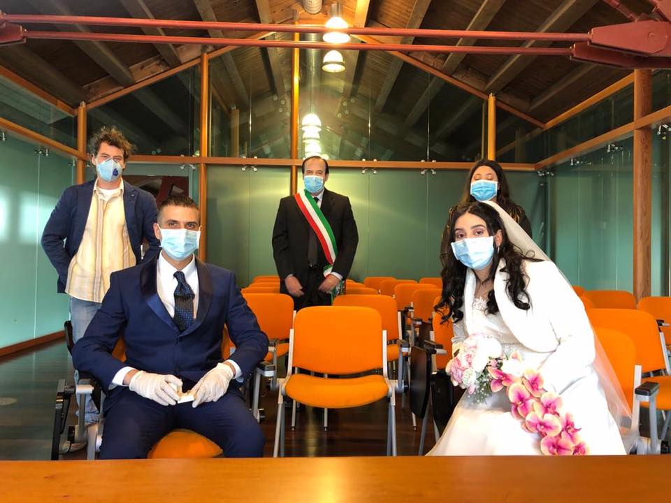 Valmadrera: matrimonio in mascherina, Rusconi: “Segno di speranza”