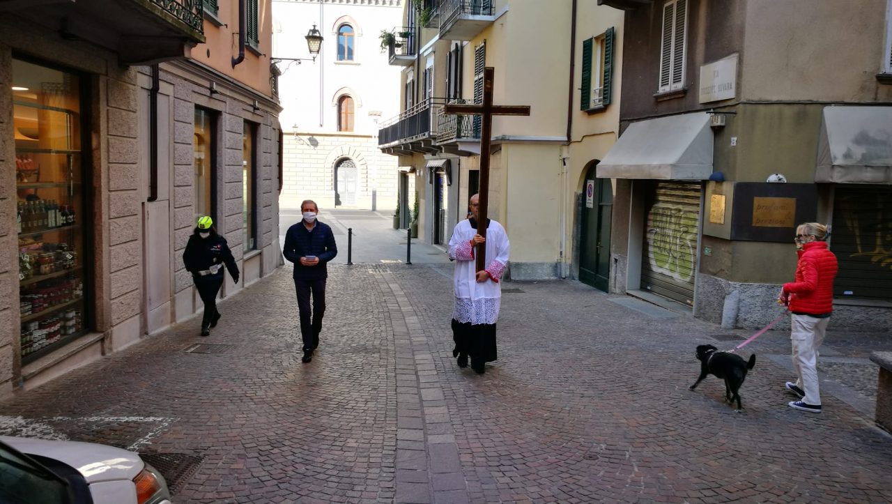 Venerdì Santo: “C’è una Croce in ogni casa, chi è malato, chi piange un caro, chi ha perso il lavoro. Aiutaci Signore” FOTO E VIDEO