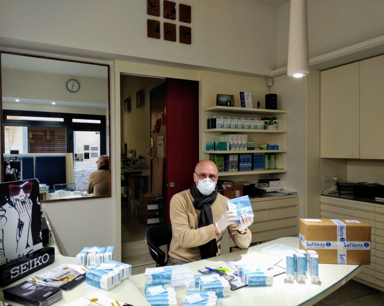Ottico regala le lenti a chi combatte il Coronavirus