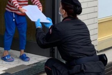 Carabinieri in campo per consegnare libri e pc agli studenti Lecchesi