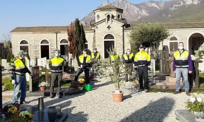 Le tute gialle puliscono i cimiteri per la Pasqua