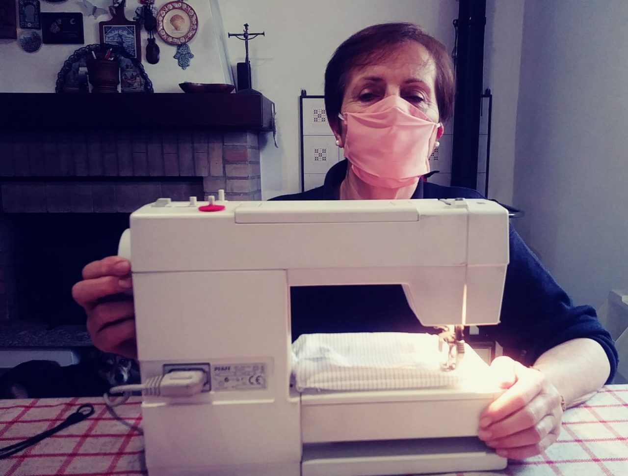 Le mamme sarte della parrocchia non si fermano più: confezionate oltre 4.600 mascherine