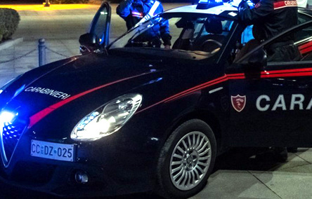 Assaliti e presi a botte fuori dalla discoteca