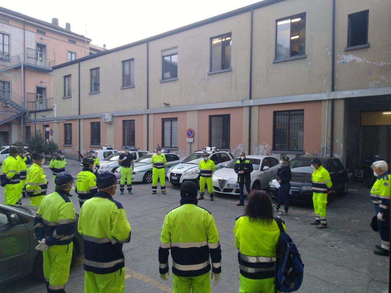 180 angeli in tuta gialla in prima linea nel Lecchese