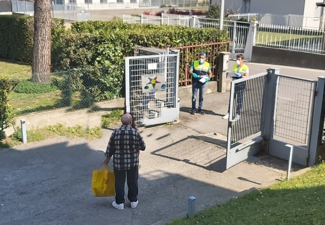 Mascherina nella buca delle lettere per ogni famiglia