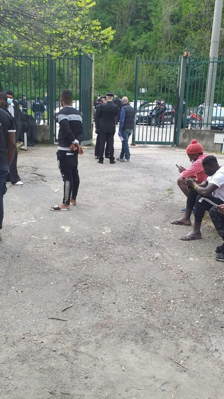 Migranti senza mascherina, scatta la protesta LE FOTO