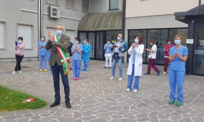 Commosso omaggio ai sanitari del Mandic VIDEO