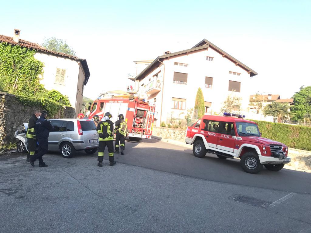 Si schianta in auto contro un muro: senza scampo un 45enne