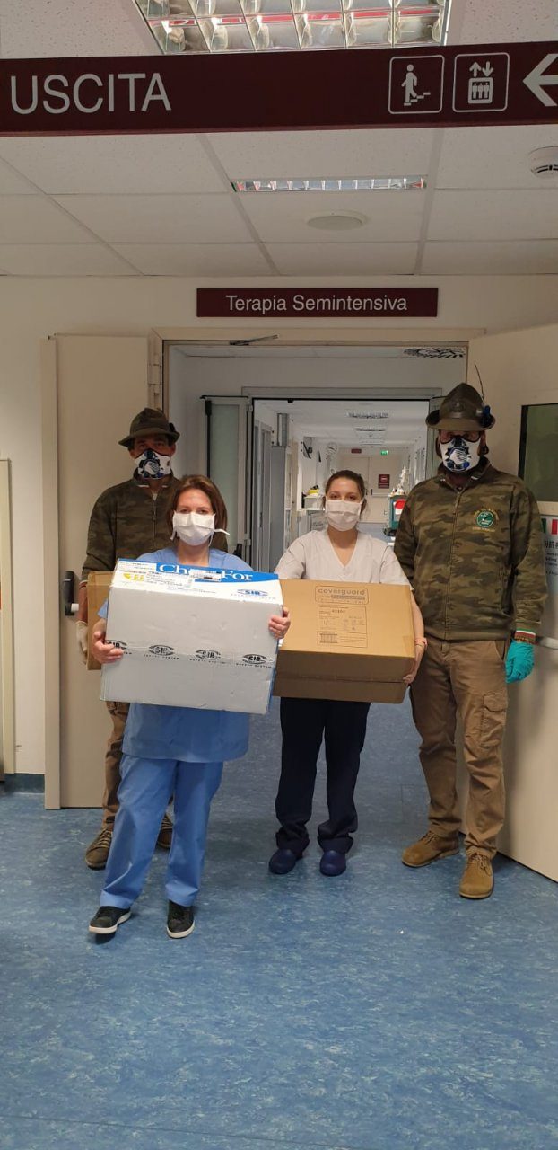 Alpini di Carenno donano 75 tute tyvek alla Pneumologia del Mandic FOTO