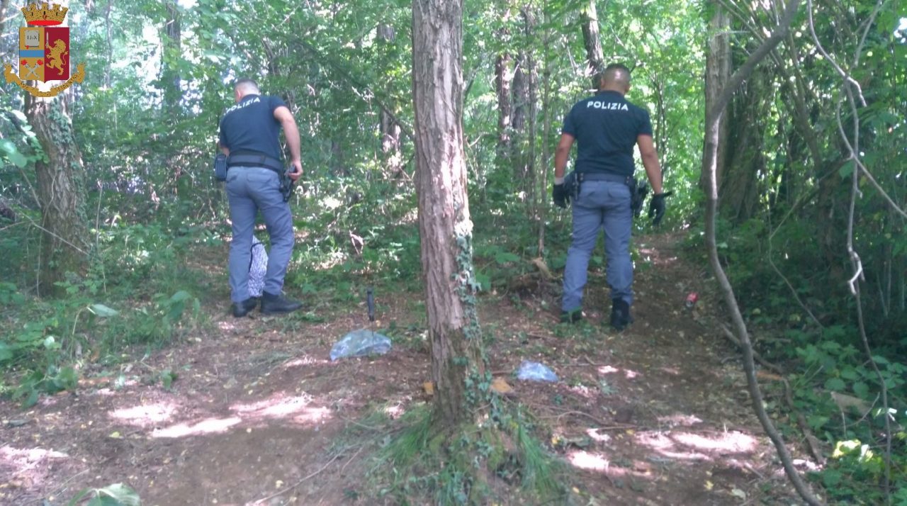 Partono dalla Valsassina e arrivano in Brianza per compare droga nei boschi vicino alla Super: nei guai marito e moglie