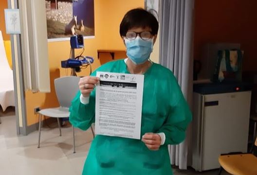 “Forse non è andato tutto bene”: la protesta simbolica dei dipendenti dell’Asst LE FOTO