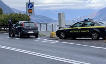 Escono a prendere la pizza da asporto, multati clienti e titolari della pizzeria