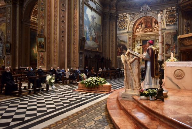 L’addio al Cardinale Corti: “E’ stato come l’apostolo, un uomo che viaggia, senza chiedere privilegi, prigioniero come gli altri” VIDEO