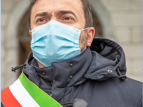 “Ripartiamo con la testa sulle spalle e con la mascherina su naso e bocca”