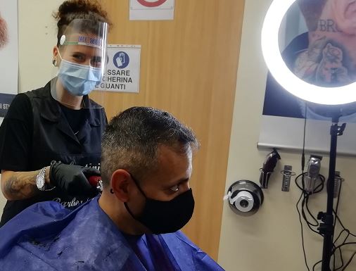 Un “taglio al lockdown”: la ripresa dei parrucchieri lecchesi