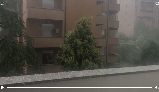 Nubifragio su Lecco: grandine sulla città VIDEO