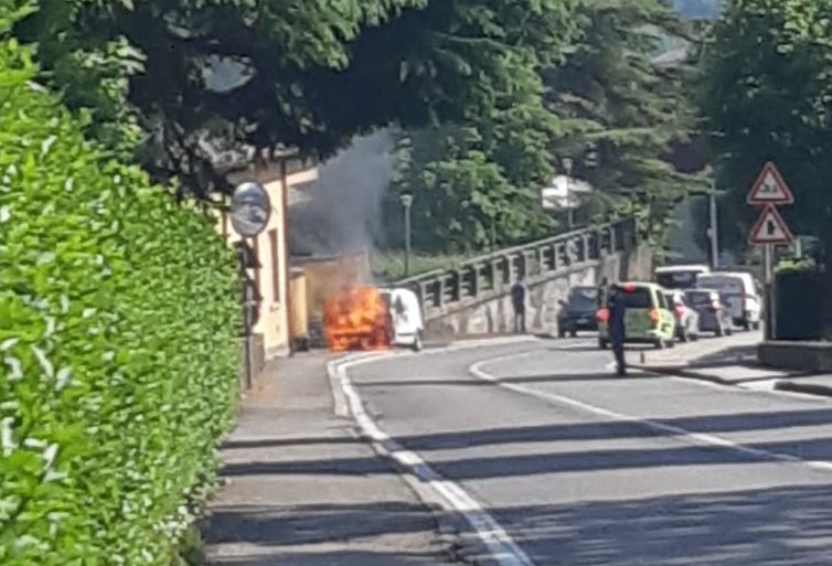 Furgone prende fuoco sulla Provinciale
