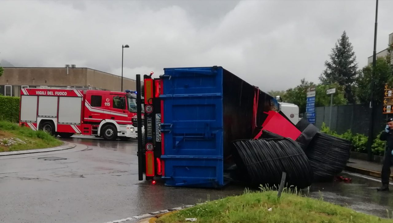 Camion si ribalta alla rotonda e perde il carico di maxi bobine FOTO