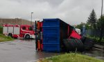 Camion si ribalta alla rotonda e perde il carico di maxi bobine FOTO