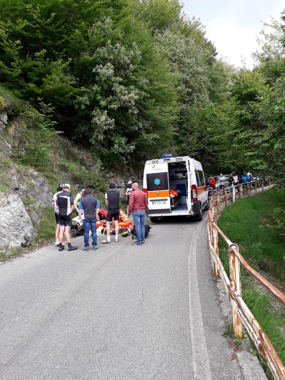 Esplode una gomma e  cade dalla bici, ciclista finisce in ospedale