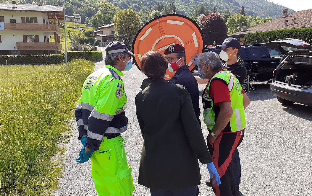 Droni per controllare paese e sentieri, il sindaco: “Nessuna caccia all’escursionista”