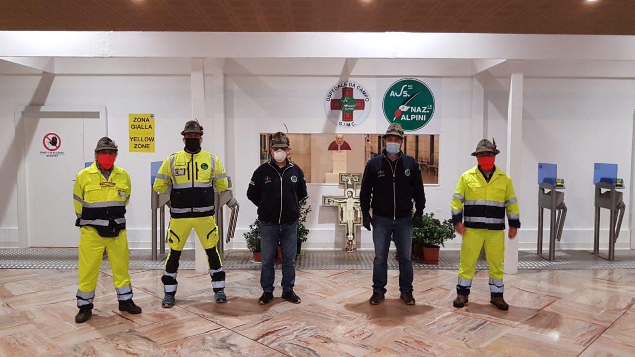 Il Presidente visita le sue penne nere all’ospedale da campo di Bergamo FOTO