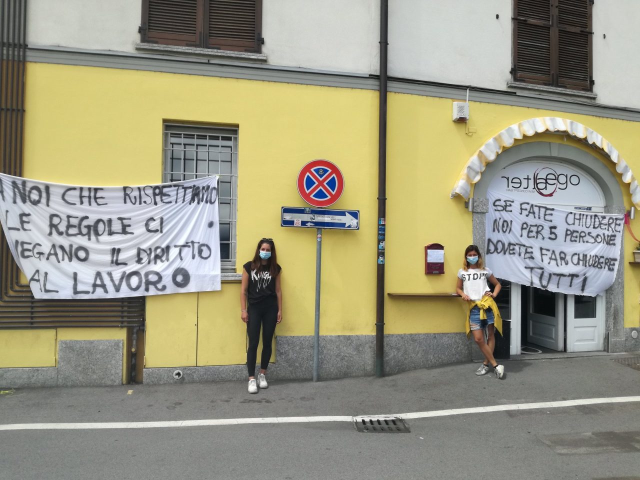Aperitivi vietati, locale multato e sospeso: protesta delle sorelle bariste a suon di striscioni
