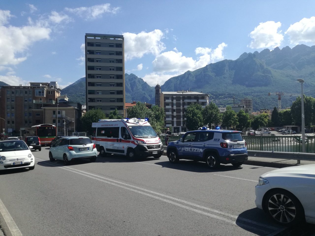“Abbattuto” dal pullman, apprensione per un ciclista