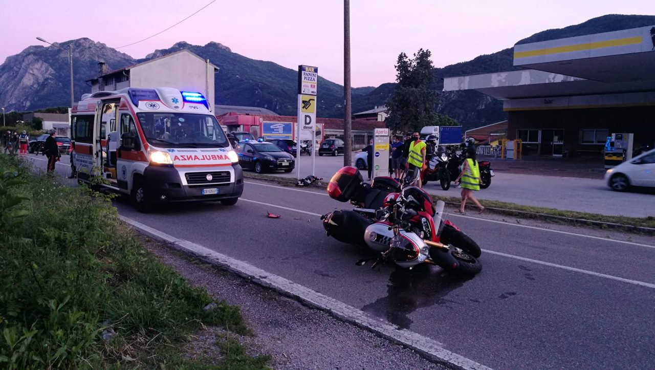 Scontro fra due moto lungo la Statale a Mandello