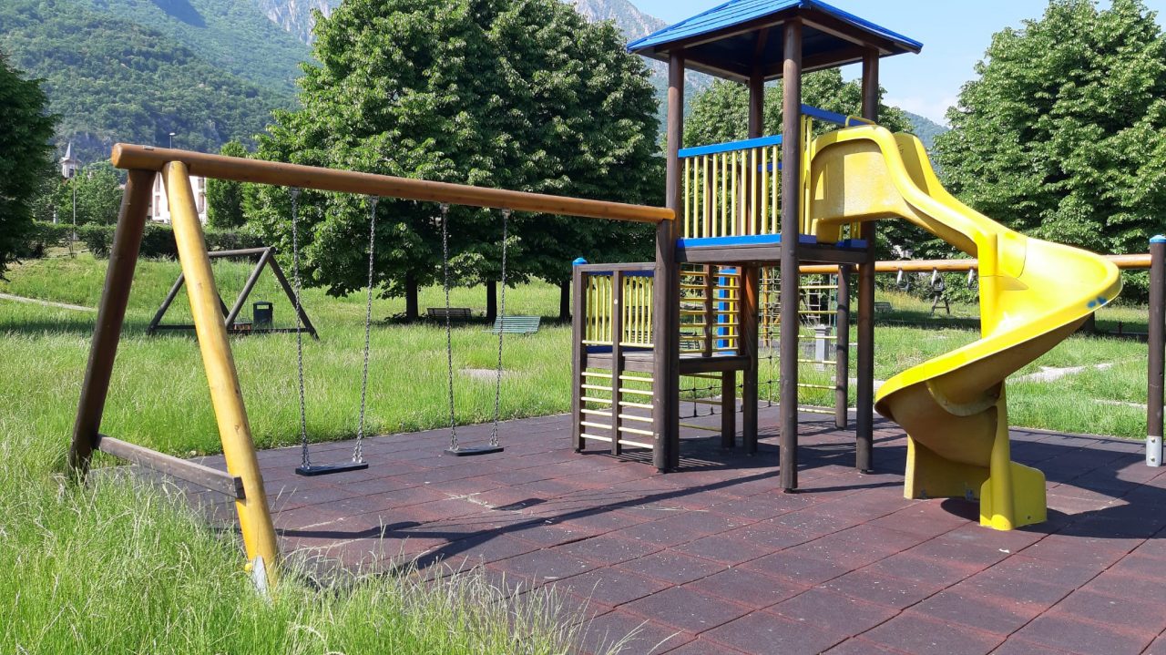 Valmadrera, ultimatati i lavori di manutenzione delle strutture giochi FOTO