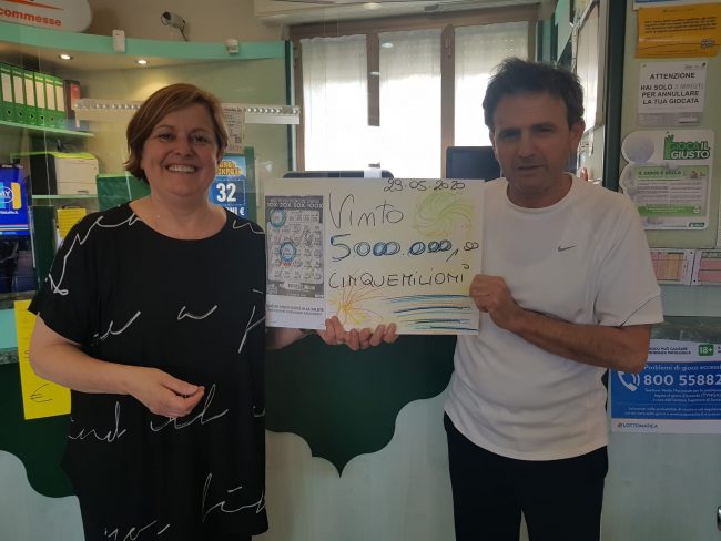 Incredibile vincita al “Gratta e vinci”: si portano a casa cinque milioni di euro