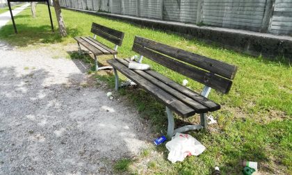 Calolzio: abbandonano rifiuti su una panchina