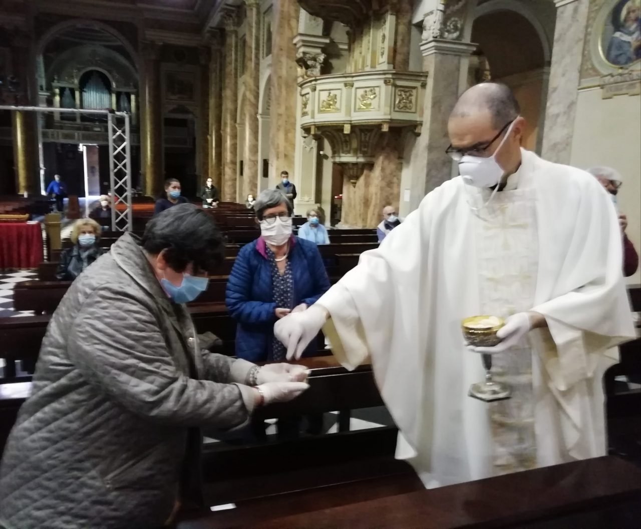 Prima messa in Basilica con i fedeli: “Ci siamo occupati del corpo, ora pensiamo all’anima” FOTO E VIDEO