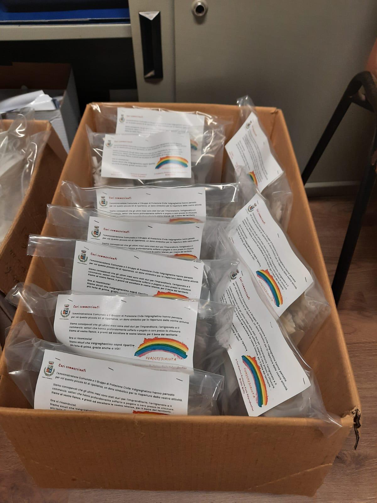L’amministrazione comunale di Valgreghentino ha distribuito oggi un kit per i commercianti