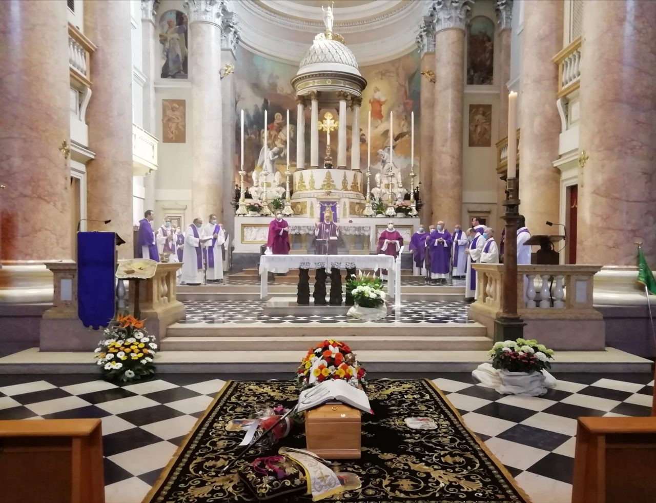 Calolzio, chiesa aperta per l’addio a don Leone FOTO