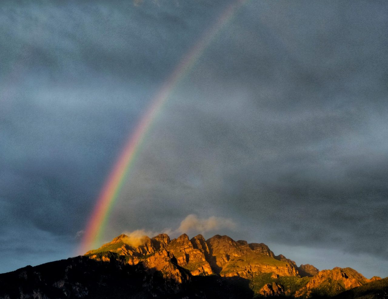 Lo spettacolo di Lecco dopo il temporale tra giochi di luce e arcobaleno FOTO