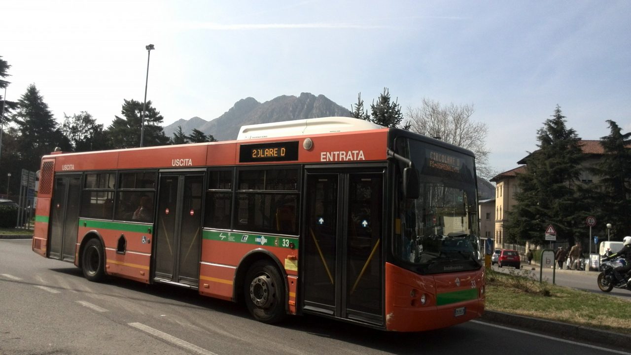Autobus nel Lecchese: si viaggia con una media di 7 passeggeri per corsa