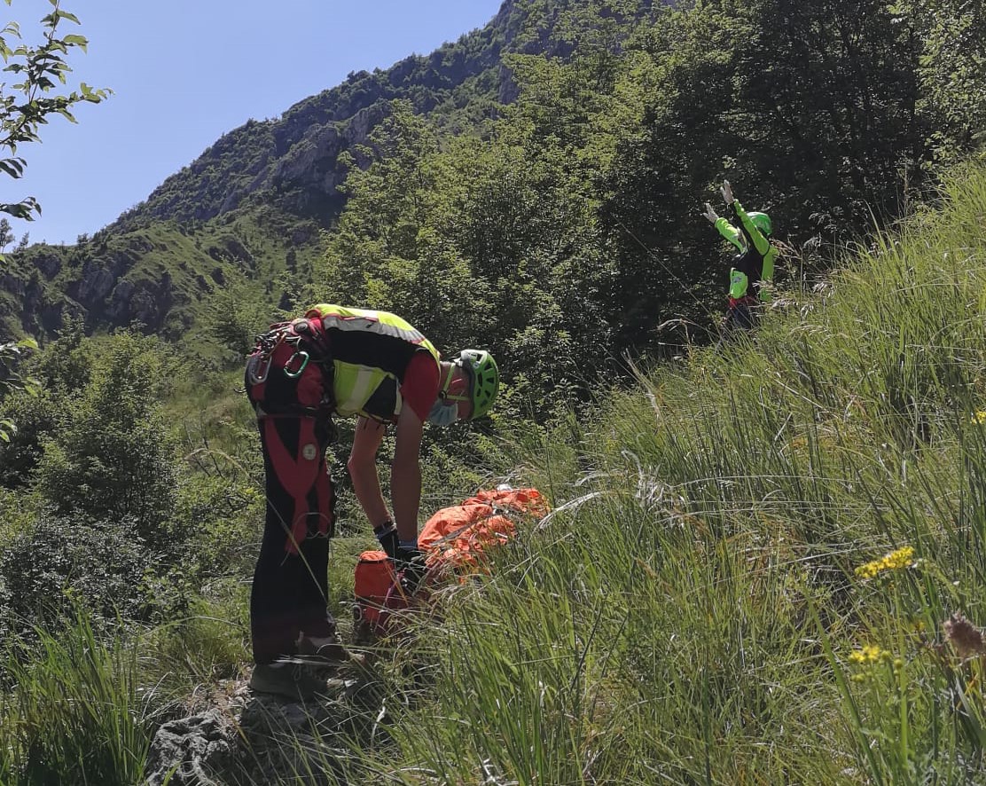 Caduta in montagna, soccorsa escursionista 71enne