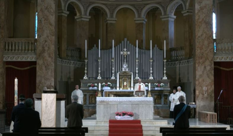 La domenica si torna a messa, ma sotto il tendone dell’oratorio