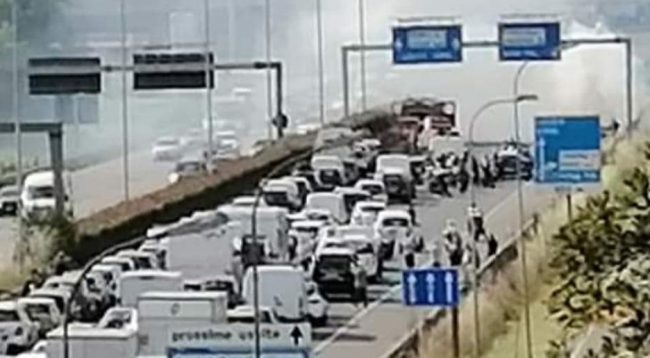 Auto prende fuoco in Statale 36 traffico in tilt verso Lecco FOTO